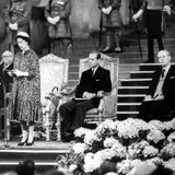 Es heißt, dass Harold Macmillan der Queen bei seinem Amtsantritt als Premierminister voraussagte, dass seine Regierung keine sechs Wochen dauern werde. Stattdessen werden es sechs Jahre (1957-1963), in denen der Konservative das Vereinigte Königreich von der Apartheid distanziert und den Prozess der De-Kolonialisierung vorantreibt. 1959 lauscht er der Eröffnungsrede von Queen Elizabeth II. beim Nato-Gipfel in London. Im Oktober 1963 reicht er seinen Rücktritt ein.