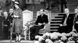 Es heißt, dass Harold Macmillan der Queen bei seinem Amtsantritt als Premierminister voraussagte, dass seine Regierung keine sechs Wochen dauern werde. Stattdessen werden es sechs Jahre (1957-1963), in denen der Konservative das Vereinigte Königreich von der Apartheid distanziert und den Prozess der De-Kolonialisierung vorantreibt. 1959 lauscht er der Eröffnungsrede von Queen Elizabeth II. beim Nato-Gipfel in London. Im Oktober 1963 reicht er seinen Rücktritt ein.