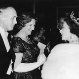 Ein knappes Jahr ist Alec Douglas-Home als Premierminister im Amt. Der aristokratische Politiker der Konservativen ist von 1960 bis 1963 Außenminister, bevor er Parteichef wird. Im November gewinnen die Tories die vorgezogene Wahl und Douglas-Home wird Premierminister. Nach nur 363 Tagen endet seine Amtszeit, nachdem Labour die turnusmäßige Wahl gewinnt. Wenige Tage später trifft das Ehepaar Douglas-Home bei einem Empfang auf Queen Elizabeth II.