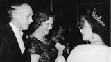 Ein knappes Jahr ist Alec Douglas-Home als Premierminister im Amt. Der aristokratische Politiker der Konservativen ist von 1960 bis 1963 Außenminister, bevor er Parteichef wird. Im November gewinnen die Tories die vorgezogene Wahl und Douglas-Home wird Premierminister. Nach nur 363 Tagen endet seine Amtszeit, nachdem Labour die turnusmäßige Wahl gewinnt. Wenige Tage später trifft das Ehepaar Douglas-Home bei einem Empfang auf Queen Elizabeth II.