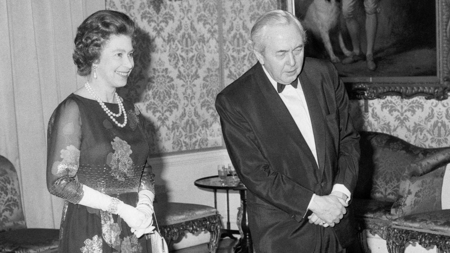 15 ins Amt gebracht: Harold Wilson wird von Queen Elizabeth gleich zweimal ins Amt gehoben. Zunächst gewinnt er mit der Labour-Partei 1964 die Wahlen im Vereinigten Königreich. Sechs Jahre später verliert er sie gegen den Konservativen Edward Heath. Nur um1974 erneut zu gewinnen und Premierminister zu werden. Aber schon nach zwei Jahren, fünf Tage nach seinem 60. Geburtstag, teilt Wilson zur Überraschung der Nation mit, von seinem Amt zurücktreten zu wollen. Zum Abschiedsessen erscheint Ende März auch die Queen. Harold Wilson wird von Queen Elizabeth gleich zweimal ins Amt gehoben. Zunächst gewinnt er mit der Labour-Partei 1964 die Wahlen im Vereinigten Königreich. Sechs Jahre später verliert er sie gegen den Konservativen Edward Heath. Nur um1974 erneut zu gewinnen und Premierminister zu werden. Aber schon nach zwei Jahren, fünf Tage nach seinem 60. Geburtstag, teilt Wilson zur Überraschung der Nation mit, von seinem Amt zurücktreten zu wollen. Zum Abschiedsessen erscheint Ende März auch die Queen.