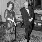Harold Wilson wird von Queen Elizabeth gleich zweimal ins Amt gehoben. Zunächst gewinnt er mit der Labour-Partei 1964 die Wahlen im Vereinigten Königreich. Sechs Jahre später verliert er sie gegen den Konservativen Edward Heath. Nur um1974 erneut zu gewinnen und Premierminister zu werden. Aber schon nach zwei Jahren, fünf Tage nach seinem 60. Geburtstag, teilt Wilson zur Überraschung der Nation mit, von seinem Amt zurücktreten zu wollen. Zum Abschiedsessen erscheint Ende März auch die Queen.