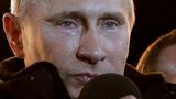 Medwedew erweist sich als äußert nützlicher Interimspräsident. Seine demonstrative Naivität lässt Putin als einen unersetzlichen Führer Russlands erscheinen. 2011 kündigt Putin an, als Präsident in den Kreml zurückkehren zu wollen, nachdem die präsidialen Amtszeiten auf zweimal sechs Jahre ausgeweitet worden sind. Am 4. März gewinnt Putin im ersten Wahlgang und feiert mit Tränen, die er hemmungslos über sein Gesicht kullern lässt, seinen Sieg. 