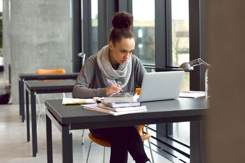 Laptop 13 Zoll: Eine Frau sitzt in der Universitätsbibliothek an einem 13-Zoll-Laptop.