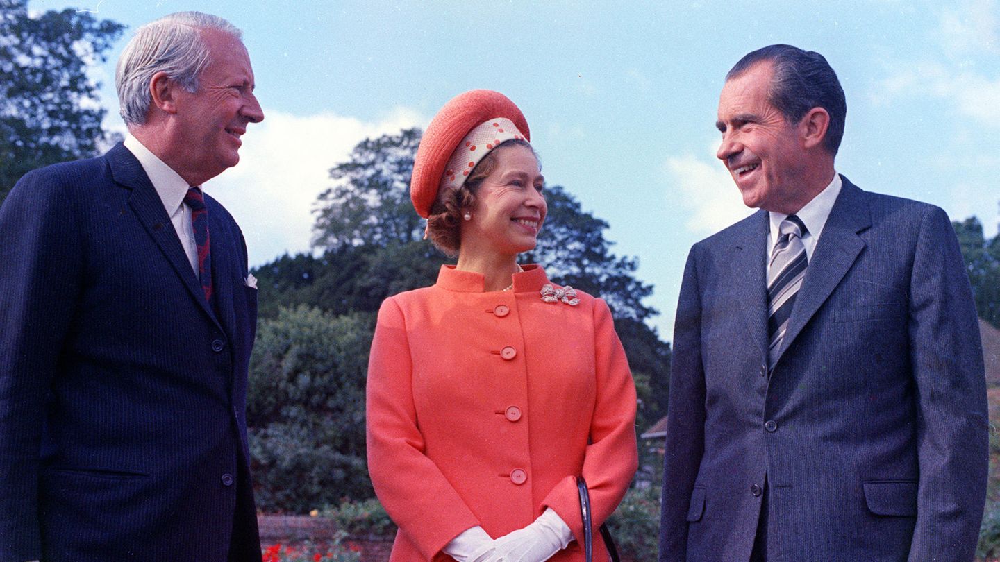 15 ins Amt gebracht: Der Konservative Edward Heath kommt 1970 nach einer gewonnen Wahl ins Amt des Premierministers. Der Veteran aus dem Zweiten Weltkrieg empfängt im Oktober desselben Jahres die Königin und US-Präsident Richard Nixon in Chequers, dem offiziellen Landsitz des Premierministers. Eine Wiederwahl erreicht Heath nicht. Der Konservative Edward Heath kommt 1970 nach einer gewonnen Wahl ins Amt des Premierministers. Der Veteran aus dem Zweiten Weltkrieg empfängt im Oktober desselben Jahres die Königin und US-Präsident Richard Nixon in Chequers, dem offiziellen Landsitz des Premierministers. Eine Wiederwahl erreicht Heath nicht.