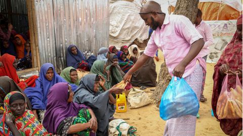 Hungernde in Somalia bekommen Lebensmittel