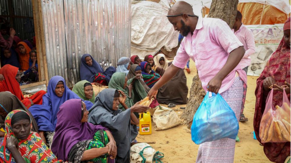 Hungernde in Somalia bekommen Lebensmittel