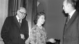 James Callaghan dient drei Jahre lang während des Zweiten Weltkriegs in der Royal Navy. In den 1960er und 70er Jahren ist er Finanzminister, Innenminister und Außenminister, bevor er 1976 Premierminister wird. Ein Jahr später begrüßt er neben Queen Elizabeth II. den französischen Präsidenten Valery Giscard d'Estaing auf Schloss Windsor. Während seiner Amtszeit steigt die Inflation auf über 15 Prozent, mehr als eineinhalb Millionen Menschen sind arbeitslos. Im März 1979 verliert er ein Misstrauensvotum gegen seine Regierung und seine Labour-Partei verliert in der folgenden Wahl die Mehrheit.