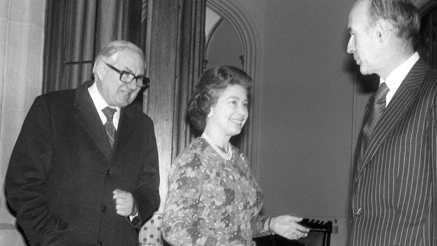 15 ins Amt gebracht: James Callaghan dient drei Jahre lang während des Zweiten Weltkriegs in der Royal Navy. In den 1960er und 70er Jahren ist er Finanzminister, Innenminister und Außenminister, bevor er 1976 Premierminister wird. Ein Jahr später begrüßt er neben Queen Elizabeth II. den französischen Präsidenten Valery Giscard d'Estaing auf Schloss Windsor. Während seiner Amtszeit steigt die Inflation auf über 15 Prozent, mehr als eineinhalb Millionen Menschen sind arbeitslos. Im März 1979 verliert er ein Misstrauensvotum gegen seine Regierung und seine Labour-Partei verliert in der folgenden Wahl die Mehrheit. James Callaghan dient drei Jahre lang während des Zweiten Weltkriegs in der Royal Navy. In den 1960er und 70er Jahren ist er Finanzminister, Innenminister und Außenminister, bevor er 1976 Premierminister wird. Ein Jahr später begrüßt er neben Queen Elizabeth II. den französischen Präsidenten Valery Giscard d'Estaing auf Schloss Windsor. Während seiner Amtszeit steigt die Inflation auf über 15 Prozent, mehr als eineinhalb Millionen Menschen sind arbeitslos. Im März 1979 verliert er ein Misstrauensvotum gegen seine Regierung und seine Labour-Partei verliert in der folgenden Wahl die Mehrheit.