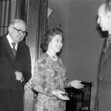 James Callaghan dient drei Jahre lang während des Zweiten Weltkriegs in der Royal Navy. In den 1960er und 70er Jahren ist er Finanzminister, Innenminister und Außenminister, bevor er 1976 Premierminister wird. Ein Jahr später begrüßt er neben Queen Elizabeth II. den französischen Präsidenten Valery Giscard d'Estaing auf Schloss Windsor. Während seiner Amtszeit steigt die Inflation auf über 15 Prozent, mehr als eineinhalb Millionen Menschen sind arbeitslos. Im März 1979 verliert er ein Misstrauensvotum gegen seine Regierung und seine Labour-Partei verliert in der folgenden Wahl die Mehrheit.