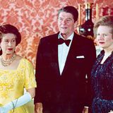 Die "Eiserne Lady" Margaret Thatcher ist die erste Frau in 10 Downing Street und die am längsten regierende Premierministerin in 150 Jahren. Die Konservative kommt 1979 ins Amt und bleibt bis 1990. 1984 lädt Queen Elizabeth II. die Regierungschefs der G7 in den Buckingham Palace ein. Die Königin und ihre Regierungschefin posieren dort mit Bundeskanzler Helmut Kohl und US-Präsident Ronald Reagan. Mit letzterem soll Thatcher eine Freundschaft verbunden haben, das Verhältnis zur Queen eher kompliziert gewesen sein. 