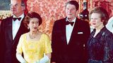 Die "Eiserne Lady" Margaret Thatcher ist die erste Frau in 10 Downing Street und die am längsten regierende Premierministerin in 150 Jahren. Die Konservative kommt 1979 ins Amt und bleibt bis 1990. 1984 lädt Queen Elizabeth II. die Regierungschefs der G7 in den Buckingham Palace ein. Die Königin und ihre Regierungschefin posieren dort mit Bundeskanzler Helmut Kohl und US-Präsident Ronald Reagan. Mit letzterem soll Thatcher eine Freundschaft verbunden haben, das Verhältnis zur Queen eher kompliziert gewesen sein. 
