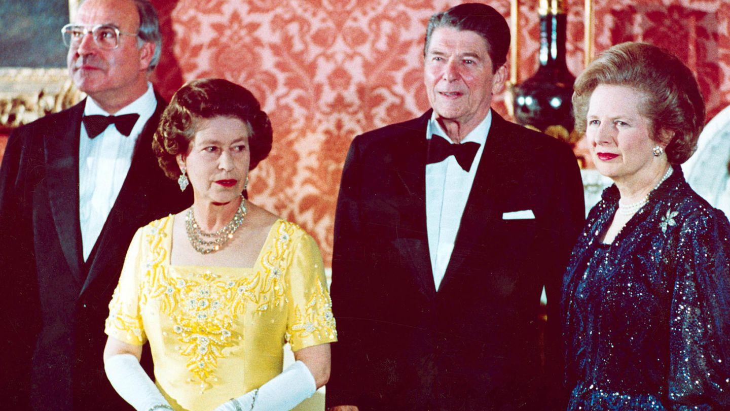15 ins Amt gebracht: Die "Eiserne Lady" Margaret Thatcher ist die erste Frau in 10 Downing Street und die am längsten regierende Premierministerin in 150 Jahren. Die Konservative kommt 1979 ins Amt und bleibt bis 1990. 1984 lädt Queen Elizabeth II. die Regierungschefs der G7 in den Buckingham Palace ein. Die Königin und ihre Regierungschefin posieren dort mit Bundeskanzler Helmut Kohl und US-Präsident Ronald Reagan. Mit letzterem soll Thatcher eine Freundschaft verbunden haben, das Verhältnis zur Queen eher kompliziert gewesen sein. Die "Eiserne Lady" Margaret Thatcher ist die erste Frau in 10 Downing Street und die am längsten regierende Premierministerin in 150 Jahren. Die Konservative kommt 1979 ins Amt und bleibt bis 1990. 1984 lädt Queen Elizabeth II. die Regierungschefs der G7 in den Buckingham Palace ein. Die Königin und ihre Regierungschefin posieren dort mit Bundeskanzler Helmut Kohl und US-Präsident Ronald Reagan. Mit letzterem soll Thatcher eine Freundschaft verbunden haben, das Verhältnis zur Queen eher kompliziert gewesen sein.
