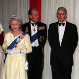 Im Gegensatz zu den meisten seiner Vorgänger und Nachfolger besucht John Major keine Universität. Er engagiert sich seit seiner Jugend bei den Konservativen und wird am 28. November 1990 Premierminister. Nach drei Monaten im Amt detonieren drei Granaten im Garten von 10 Downing Street. Die IRA wollte ihn und weitere Minister umbringen. Dennoch beginnen in seiner Amtszeit Gespräche mit den Terroristen, die am Karfreitag 1998 im Abkommen von Belfast münden. Ein Jahr zuvor tritt Major zurück. Im Foto: 1995 posiert er neben Queen Elizabeth II. und Prinz Philip beim Staatsbankett in der Guildhall in London. 