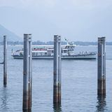 Auf den ersten Blick sieht in Locarno im Schweizer Kanton Tessin alles normal aus. Doch an den Metallpfählen sieht man, dass der Wasserstand des Langensees normalerweise deutlich höher ist. Der dunkle Teil der Dalben liegt normalerweise unter dem Wasserspiegel.