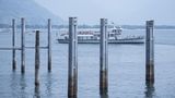 Auf den ersten Blick sieht in Locarno im Schweizer Kanton Tessin alles normal aus. Doch an den Metallpfählen sieht man, dass der Wasserstand des Langensees normalerweise deutlich höher ist. Der dunkle Teil der Dalben liegt normalerweise unter dem Wasserspiegel.