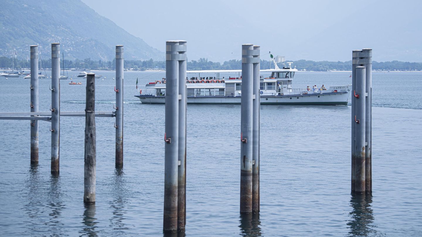 Auf den ersten Blick sieht in Locarno im Schweizer Kanton Tessin alles normal aus. Doch an den Metallpfählen sieht man, dass der Wasserstand des Langensees normalerweise deutlich höher ist. Der dunkle Teil der Dalben liegt normalerweise unter dem Wasserspiegel.