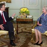 Am 2. Mai 1997 wird der gebürtige Schotte Tony Blair neuer Premierminister. Knapp vier Monate später wird er weltberühmt, als er wenige Stunden nach dem Tode Prinzessin Dianas vor die Kameras tritt und sie "people's princess" (Prinzessin des Volks, Anm. d. Red.) nennt. 2001 ist Blair neben Queen Elizabeth II. in der BBC zu sehen. Anlässlich ihres 50. Thronjubiläums sprechen beide über die Beziehungen der Monarchin zu ihren Premierministern. Im selben Jahr verbündet er sich mit George W. Bush und marschiert nach 9/11 in Afghanistan ein. Zwei Jahre später folgt Blair dem US-Präsidenten in den Irak. 2007 reicht er seinen Rücktritt ein.