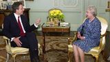 Am 2. Mai 1997 wird der gebürtige Schotte Tony Blair neuer Premierminister. Knapp vier Monate später wird er weltberühmt, als er wenige Stunden nach dem Tode Prinzessin Dianas vor die Kameras tritt und sie "people's princess" (Prinzessin des Volks, Anm. d. Red.) nennt. 2001 ist Blair neben Queen Elizabeth II. in der BBC zu sehen. Anlässlich ihres 50. Thronjubiläums sprechen beide über die Beziehungen der Monarchin zu ihren Premierministern. Im selben Jahr verbündet er sich mit George W. Bush und marschiert nach 9/11 in Afghanistan ein. Zwei Jahre später folgt Blair dem US-Präsidenten in den Irak. 2007 reicht er seinen Rücktritt ein.