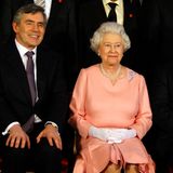 Zehn Jahre lang ist Gordon Brown Finanzminister, bevor er zum Premier aufsteigt. Damit hält er den Rekord in der Moderne. 2007 wird der Labour-Politiker dann für den Spitzen-Job auserkoren. Zwei Jahre später sitzt er beim Empfang der G20 im Buckingham Palace neben der Queen. Im selben Jahr ist er der erste Premierminister, der über Nacht in einem Kriegsgebiet bleibt. Gordon besucht die Truppen im afghanischen Kandahar. Im folgenden Jahr, nach drei miserablen Wahlen für die Labour-Partei, tritt Brown zurück.