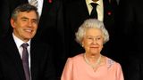 Zehn Jahre lang ist Gordon Brown Finanzminister, bevor er zum Premier aufsteigt. Damit hält er den Rekord in der Moderne. 2007 wird der Labour-Politiker dann für den Spitzen-Job auserkoren. Zwei Jahre später sitzt er beim Empfang der G20 im Buckingham Palace neben der Queen. Im selben Jahr ist er der erste Premierminister, der über Nacht in einem Kriegsgebiet bleibt. Gordon besucht die Truppen im afghanischen Kandahar. Im folgenden Jahr, nach drei miserablen Wahlen für die Labour-Partei, tritt Brown zurück.