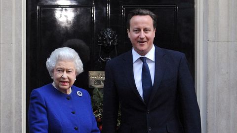Im Alter von 43 Jahren wird der Konservative David Cameron am 10. Mai 2010 Premierminister. Zwei Jahre später begrüßt  er Queen Elizabeth II. in seinem Amtssitz zu einem Kabinettmeeting. Es ist der erste Besuch eines Monarchen dieser Art seit der Regierungszeit von Queen Victoria. Weitere vier Jahre später tritt Cameron als Premierminister zurück. Er hatte sich beim Brexit-Referendum für einen Verbleib in der EU ausgesprochen. Das Votum hatte das Gegenteil zum Ergebnis.