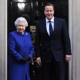 Im Alter von 43 Jahren wird der Konservative David Cameron am 10. Mai 2010 Premierminister. Zwei Jahre später begrüßt  er Queen Elizabeth II. in seinem Amtssitz zu einem Kabinettsmeeting. Es ist der erste Besuch eines Monarchen dieser Art seit der Regierungszeit von Queen Victoria. Weitere vier Jahre später tritt Cameron als Premierminister zurück. Er hatte sich beim Brexit-Referendum für einen Verbleib in der EU ausgesprochen. Das Votum hatte das Gegenteil zum Ergebnis.