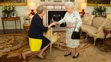 Mit Tory-Politikerin Theresa May macht Queen Elizabeth II. am 13. Juli 2016 erst die zweite Frau in ihrer Zeit auf dem Thron zur Premierministerin. May ist außerdem das erste Regierungsoberhaupt mit Typ-1-Diabetes. Mit einem tiefen Knicks zollt die ehemalige Innenministerin ihrem Staatsoberhaupt Respekt. May blieb bis zum 24. Juli 2019 im Amt. 