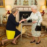 Mit Tory-Politikerin Theresa May macht Queen Elizabeth II. am 13. Juli 2016 erst die zweite Frau in ihrer Zeit auf dem Thron zur Premierministerin. May ist außerdem das erste Regierungsoberhaupt mit Typ-1-Diabetes. Mit einem tiefen Knicks zollt die ehemalige Innenministerin ihrem Staatsoberhaupt Respekt. May blieb bis zum 24. Juli 2019 im Amt. 