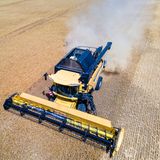 In Mecklenburg-Vorpommern hat wegen der Hitze im Juni die Getreideernte schon früher als üblich begonnen. Hinter dem Mähdrescher bei der Ernte von Wintergerste in Hagenow steigt eine Staubfahne auf.