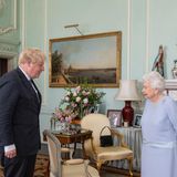 Am 24. Juli 2019 wird Tory-Chef Boris Johnson Premierminister. Der ehemalige Bürgermeister Londons macht sich als Brexit-Befürworter einen Namen. Er ist erst der zweite Premierminister, der außerhalb des Vereinigten Königreichs geboren wurde. In seine Amtszeit fällt neben dem Brexit auch die Corona-Pandemie. Am 23. Juni 2021 empfängt Queen Elizabeth II. Johnson zum ersten Mal nach dem Lockdown wieder im Buckingham Palace. Am 7. Juli 2022 kündigt Johnson seinen Rücktritt an.
