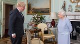 Am 24. Juli 2019 wird Tory-Chef Boris Johnson Premierminister. Der ehemalige Bürgermeister Londons macht sich als Brexit-Befürworter einen Namen. Er ist erst der zweite Premierminister, der außerhalb des Vereinigten Königreichs geboren wurde. In seine Amtszeit fällt neben dem Brexit auch die Corona-Pandemie. Am 23. Juni 2021 empfängt Queen Elizabeth II. Johnson zum ersten Mal nach dem Lockdown wieder im Buckingham Palace. Am 7. Juli 2022 kündigt Johnson seinen Rücktritt an.