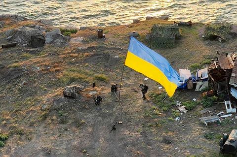 Nach russischem Rückzug: Ukraine-Flagge weht wieder auf der Schlangeninsel
