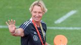 Martina Voss-Tecklenburg (Bundestrainerin, 54 Jahre alt): Voss-Tecklenburg ist seit Ende 2018 Chefin am Spielfeldrand. Bei ihrem ersten großen Turnier, der WM 2019, scheiterte sie mit der Mannschaft im Viertelfinale gegen Schweden. Diesmal will die Bundestrainerin mehr erreichen.
