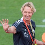 Martina Voss-Tecklenburg (Bundestrainerin, 54 Jahre alt): Voss-Tecklenburg ist seit Ende 2018 Chefin am Spielfeldrand. Bei ihrem ersten großen Turnier, der WM 2019, scheiterte sie mit der Mannschaft im Viertelfinale gegen Schweden. Diesmal will die Bundestrainerin mehr erreichen.