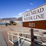 Ein Schild markiert die Wasserlinie des Lake Mead aus dem Jahr 2021 – doch nun steht es ein ganzes Stück vom Wasser weg. Große Teile des Westens der USA leiden unter einer langen Dürrephase. Die wiederum führt zu dramatisch niedrigen Wasserständen in Flüssen und wichtigen Stauseen wie dem Lake Mead und dem Lake Powell. Klimaexperten zufolge gab es in der Geschichte der Region schon Dürrephasen, die länger als 20 Jahre dauerten; sie werden aber wegen der Erderwärmung immer schlimmer.