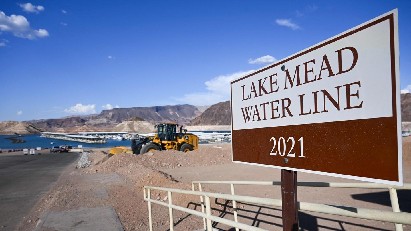 Globale Klimafolgen: Ein Schild markiert die Wasserlinie des Lake Mead aus dem Jahr 2021 – doch nun steht es ein ganzes Stück vom Wasser weg. Große Teile des Westens der USA leiden unter einer langen Dürrephase. Die wiederum führt zu dramatisch niedrigen Wasserständen in Flüssen und wichtigen Stauseen wie dem Lake Mead und dem Lake Powell. Klimaexperten zufolge gab es in der Geschichte der Region schon Dürrephasen, die länger als 20 Jahre dauerten; sie werden aber wegen der Erderwärmung immer schlimmer. Ein Schild markiert die Wasserlinie des Lake Mead aus dem Jahr 2021 – doch nun steht es ein ganzes Stück vom Wasser weg. Große Teile des Westens der USA leiden unter einer langen Dürrephase. Die wiederum führt zu dramatisch niedrigen Wasserständen in Flüssen und wichtigen Stauseen wie dem Lake Mead und dem Lake Powell. Klimaexperten zufolge gab es in der Geschichte der Region schon Dürrephasen, die länger als 20 Jahre dauerten; sie werden aber wegen der Erderwärmung immer schlimmer.