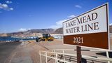 Ein Schild markiert die Wasserlinie des Lake Mead aus dem Jahr 2021 – doch nun steht es ein ganzes Stück vom Wasser weg. Große Teile des Westens der USA leiden unter einer langen Dürrephase. Die wiederum führt zu dramatisch niedrigen Wasserständen in Flüssen und wichtigen Stauseen wie dem Lake Mead und dem Lake Powell. Klimaexperten zufolge gab es in der Geschichte der Region schon Dürrephasen, die länger als 20 Jahre dauerten; sie werden aber wegen der Erderwärmung immer schlimmer.
