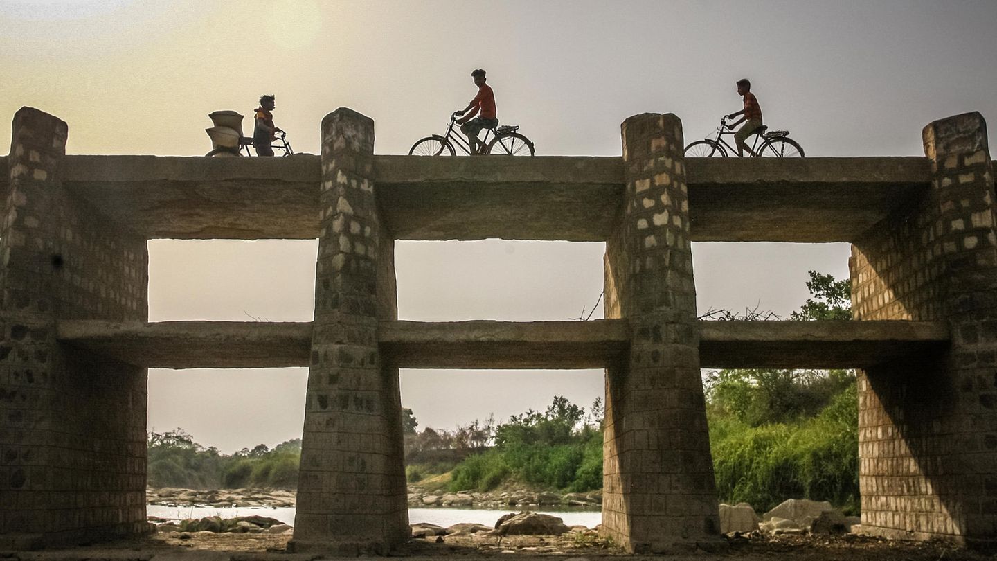Schon im Mai war das Flussbett des Belan im Osten Indiens so trocken, dass man die Brücke nicht mehr gebraucht hätte. Indien und Pakistan werden derzeit von einer extremen Hitzewelle überrollt.