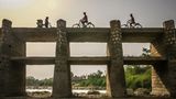 Schon im Mai war das Flussbett des Belan im Osten Indiens so trocken, dass man die Brücke nicht mehr gebraucht hätte. Indien und Pakistan werden derzeit von einer extremen Hitzewelle überrollt.