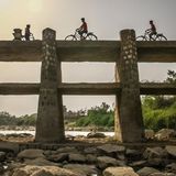 Schon im Mai war das Flussbett des Belan im Osten Indiens so trocken, dass man die Brücke nicht mehr gebraucht hätte. Indien und Pakistan werden derzeit von einer extremen Hitzewelle überrollt.