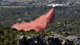 Ein Löschflugzeug ist Ende Juni in den französischen Pyrenäen im Einsatz, wo ein Feuer mehr als 1000 Hektar Wald vernichtet hat