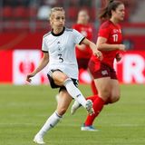 Kathrin Hendrich (Innenverteidigerin, VfL Wolfsburg, 30): Wird von allen nur "Kathy" genannt. Die Innenverteidigerin genießt wegen ihrer zuletzt starken Entwicklung hohes Ansehen bei Voss-Tecklenburg. Besitzt als Tochter einer Belgierin und eines Deutschen beide Staatsbürgerschaften.
