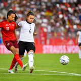 Lena Oberdorf (defensives Mittelfeld, VfL Wolfsburg, 20): Ihr Bruder Tim steht bei Fortuna Düsseldorf unter Vertrag und ist ihr Vorbild. Im DFB-Team die Nummer 6 - mit viel körperlicher Wucht. Spielte schon mit zwölf in der U15-Auswahl, war 2019 mit 17 die jüngste deutsche WM-Teilnehmerin.