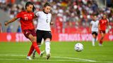 Lena Oberdorf (defensives Mittelfeld, VfL Wolfsburg, 20): Ihr Bruder Tim steht bei Fortuna Düsseldorf unter Vertrag und ist ihr Vorbild. Im DFB-Team die Nummer 6 - mit viel körperlicher Wucht. Spielte schon mit zwölf in der U15-Auswahl, war 2019 mit 17 die jüngste deutsche WM-Teilnehmerin.