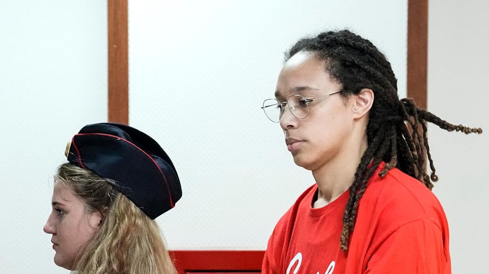 Brittney Griner (r.), WNBA-Star und zweifache olympische Goldmedaillengewinnerin, wird zu einer Anhörung in einen Gerichtssaal in Chimki vor den Toren Moskaus geführt