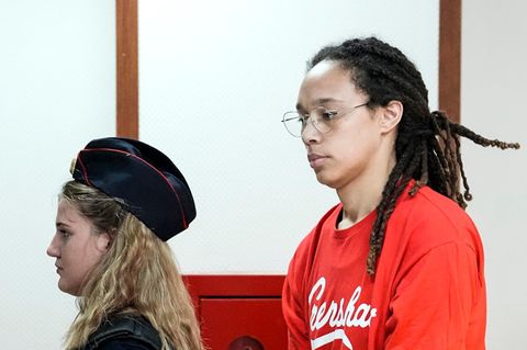 Brittney Griner (r.), WNBA-Star und zweifache olympische Goldmedaillengewinnerin, wird zu einer Anhörung in einen Gerichtssaal in Chimki vor den Toren Moskaus geführt