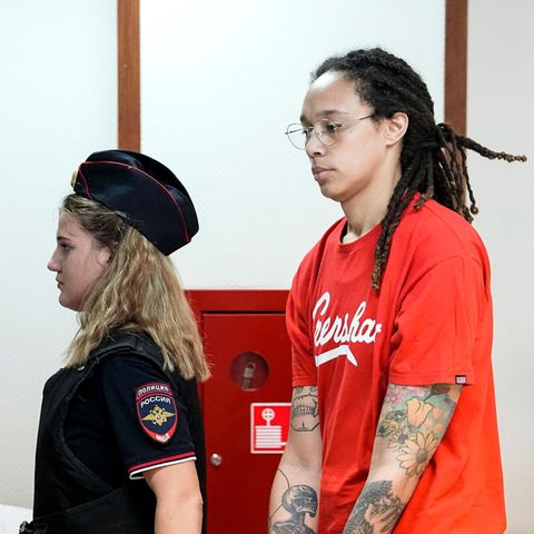 Brittney Griner (r.), WNBA-Star und zweifache olympische Goldmedaillengewinnerin, wird zu einer Anhörung in einen Gerichtssaal in Chimki vor den Toren Moskaus geführt