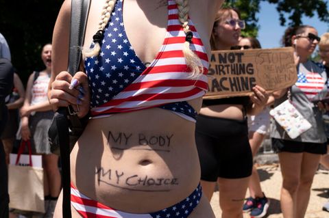 In den USA wurde das Recht auf Abtreibung gekippt. In der EU soll es nun verankert werden.