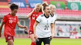 Lina Magull (Mittelfeld, FC Bayern, 27): Spielführerin beim deutschen Vizemeister und immer gut für einen Spaß. Kennt nur eine Frisur, lästern ihre Mitspielerinnen – alle Haare in einem Knoten auf dem Kopf. Im Mittelfeld gesetzt.